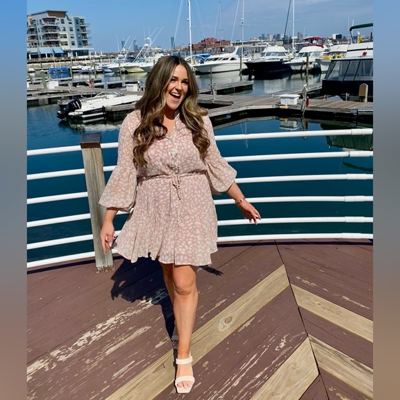 Pink & white long sleeved flowy dress, adjustable tie at the waste, size Large - Picture 1 of 4